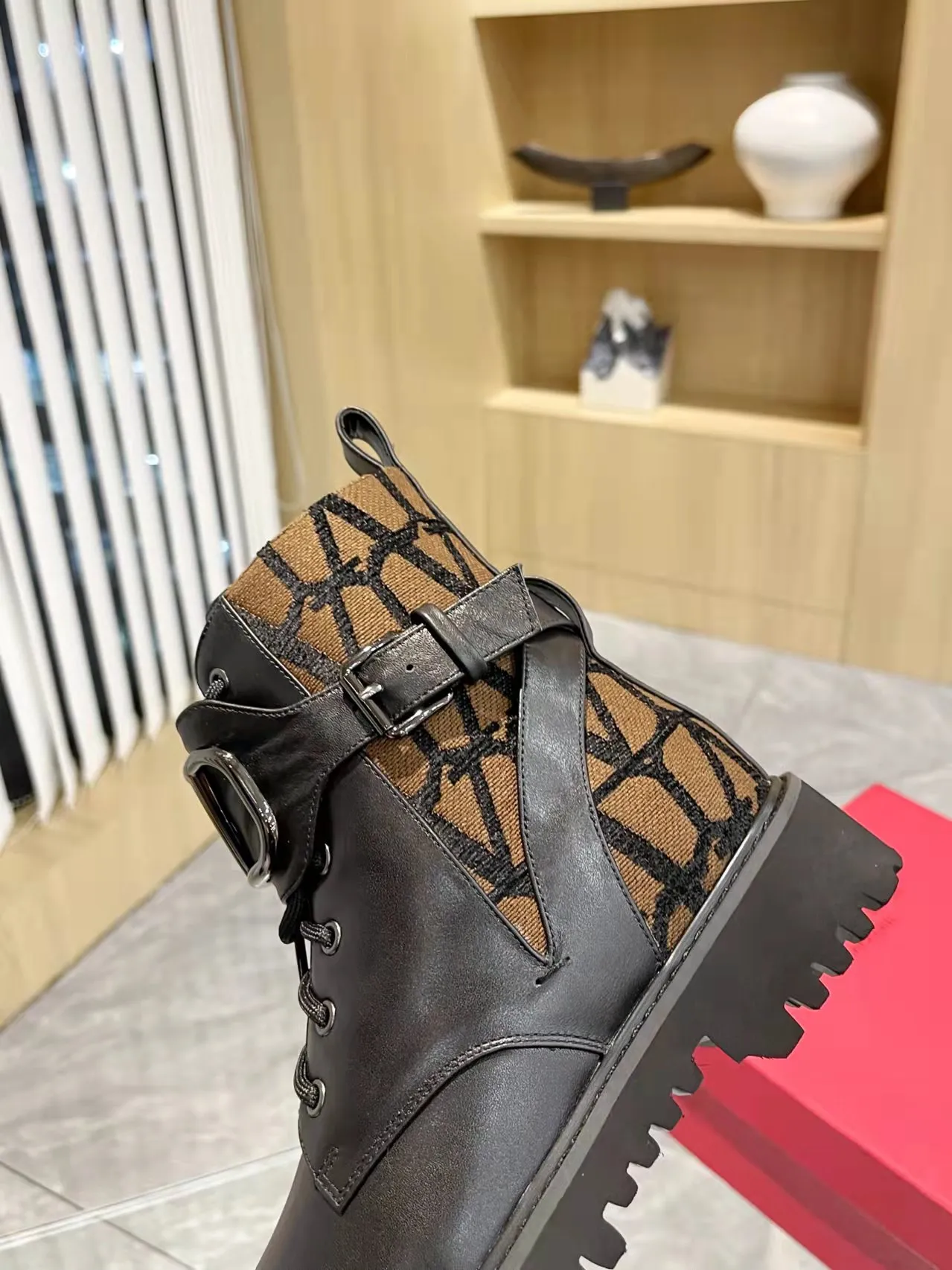 👟👟Ex-factory price 540👟👟 𝑉𝐴𝐿𝐸𝑁𝑇𝐼𝑁𝑂 Valentino's new autumn and winter Martin boots. The unique [V logo fabric print pattern] brings out a full sense of high-end, worth buying★Absolutely high-grade❥Original method Absolute sensibility❥Elegant style Create a different feeling, simple and elegant style!  Fabric: fabric printed cloth + imported cowhide. Lining: inner sheepskin. Bronze large buckle with high-end printing. Color: black, brown. Size: 35-41. (42 customized items cannot be returned or exchanged)